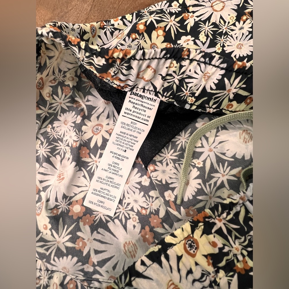 NWT Patagonia Barely Baggies Shorts Small Daisies Primavera Ink Black Hiking - Picture 5 of 5